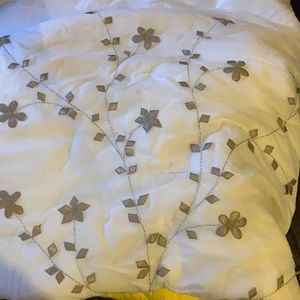 Simply Vera Wang Comforter, 2 European pillow covers